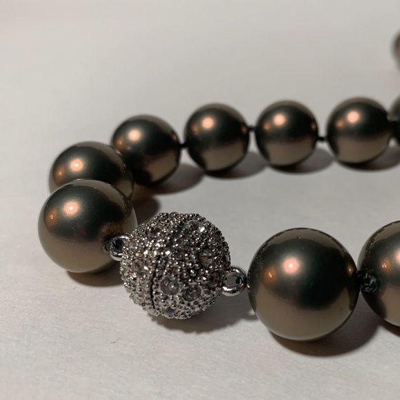 Elegant Shell Pearl Necklace with Magnetic Clasp in Silver Teal 15mm - Picture 3 of 8